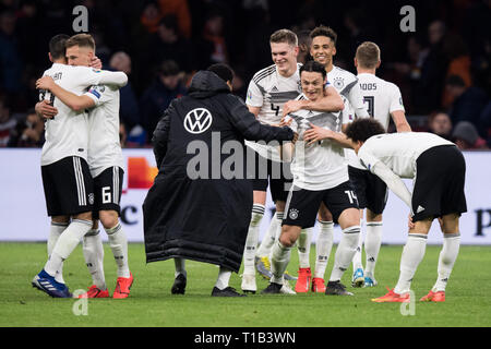 Die deutschen Spieler jubeln für Sieg, Links zu rightn. r. Marco Reus (GER), Joshua KIMMICH (GER), Serge GNABRY (GER), Matthias GINTER (GER), Nico SCHULZ (GER), Thilo KEHRER (GER), Toni Kroos (GER), Leroy SANE (GER), Jubel, Jubel, Jubeln, Freude, Jubel, Jubel feiern, endgültige, vollständige Figur, Landschaft, Fussball Laenderspiel, EURO Qualifikation, Gruppe C, Niederlande (NED) - Deutschland (GER) 2:3, am 24.03.2019 in der Johan Cruyff Arena in Amsterdam/Niederlande. ##DFB/UEFA-Bestimmungen verbieten die Verwendung von Fotografien als Bildsequenzen und/oder quasi-Video## € | Nutzung weltweit Stockfoto