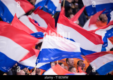 Niederländische Flags sind winkte vod die Fans, Flagge, Ventilator, Ventilatoren, Zuschauer, Fans, Unterstützer, Funktion, Allgemein, Rand Motiv, Jubel, Jubeln, Jubeln, Freude, Jubel, Feiern, Niederländisch, Fussball Laenderspiel, EM-Qualifikation, Gruppe C, Niederlande (NED) - Deutschland (GER) 2:3, am 24.03.2019 an der Johan Cruyff Arena in Amsterdam/Niederlande. ##DFB/UEFA-Bestimmungen verbieten die Verwendung von Fotografien als Bildsequenzen und/oder quasi-Video## € | Nutzung weltweit Stockfoto