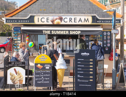 Honiton, Devon, Großbritannien. 25. März 2019. UK Wetter: Besucher der warme Sonnenschein und blauer Himmel, Sidmouth an einem ungewöhnlich warmen Frühling Nachmittag. Credit: DWR/Alamy leben Nachrichten Stockfoto