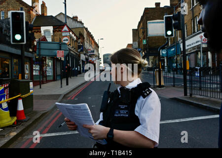 Forest Hill, South East London. UK. 25. März 2019. Polizei absperren Dartmouth Road die Szene eines Erstechen; als Schüler kämpft für sein Leben nach dem Dartmouth erstochen wird - South East London. Credit: Paul Iwala/Alamy leben Nachrichten Stockfoto