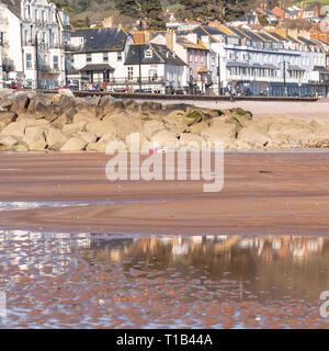 Honiton, Devon, Großbritannien. 25. März 2019. UK Wetter: Besucher der warme Sonnenschein und blauer Himmel, Sidmouth an einem ungewöhnlich warmen Frühling Nachmittag. Credit: DWR/Alamy leben Nachrichten Stockfoto