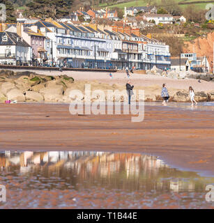 Honiton, Devon, Großbritannien. 25. März 2019. UK Wetter: Besucher der warme Sonnenschein und blauer Himmel, Sidmouth an einem ungewöhnlich warmen Frühling Nachmittag. Credit: DWR/Alamy leben Nachrichten Stockfoto