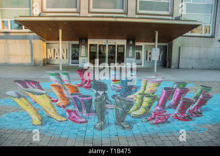 Madrid, Spanien. 25. Mär 2019. 3D Gemälde von niederländischen Künstler Leon Keer vor der Tür der Fundación Canal im Norden von Madrid. Die Urban Artist, einer der herausragendsten im internationalen Feld, hat einen ephemeren Interventionen mit seinem 3D-Anamorphen Graffiti malen. Seine Arbeit nimmt Bezug auf die unterschiedlichen Zielgruppen, die sich aus der Tätigkeit der Stiftung zugute kommen. Dieser Eingriff kann für mehrere Monate in Betracht gezogen werden. Credit: Alberto Sibaja Ramírez/Alamy leben Nachrichten Stockfoto