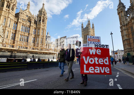 London, Großbritannien. 25. Mär 2019. Unterstützer Verlassen vorbei gehen. Das Parlament in der Woche das Vereinigte Königreich wurde durch die EU zu verlassen. Credit: Kevin J. Frost-/Alamy leben Nachrichten Stockfoto