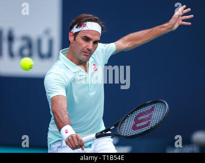 Miami Gardens, Florida, USA. 25 Mär, 2019. Roger Federer, der Schweiz, liefert einen Schuß zu Filip Krajinovic, von Serbien, während seiner preisgekrönten dritten Runde am2019 Miami geöffneten dargestellt von itaú Professional Tennis Turnier, an dem Hardrock Stadion in Miami Gardens, Florida, USA gespielt. Mario Houben/CSM/Alamy leben Nachrichten Stockfoto