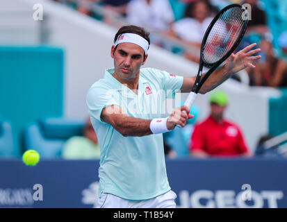 Miami Gardens, Florida, USA. 25 Mär, 2019. Roger Federer, der Schweiz, liefert einen Schuß zu Filip Krajinovic, von Serbien, während seiner preisgekrönten dritten Runde am2019 Miami geöffneten dargestellt von itaú Professional Tennis Turnier, an dem Hardrock Stadion in Miami Gardens, Florida, USA gespielt. Mario Houben/CSM/Alamy leben Nachrichten Stockfoto