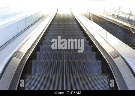 Bewegende Rolltreppe gesehen von oben mit Bewegungsunschärfe Stockfoto