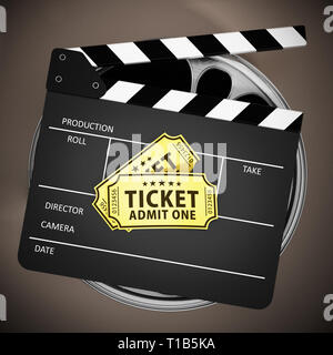 Schindeln und Kinotickets auf Filmrollen. 3D-Darstellung. Stockfoto