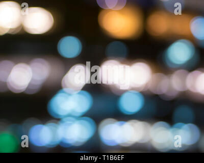 Verschwommene Fenster des Amtes mehrstöckige Gebäude Beleuchtung. Verschwimmen Sie Windows Bürogebäude für den Hintergrund. Stockfoto