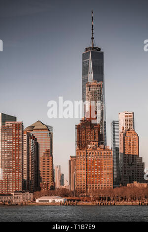 Das One World Trade Center vom Wasser aus gesehen. Stockfoto