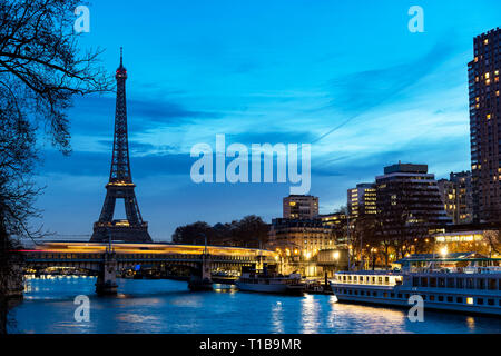 Der Zugverkehr auf Pont Rouelle und Eiffelturm bei Sonnenaufgang - Paris Stockfoto