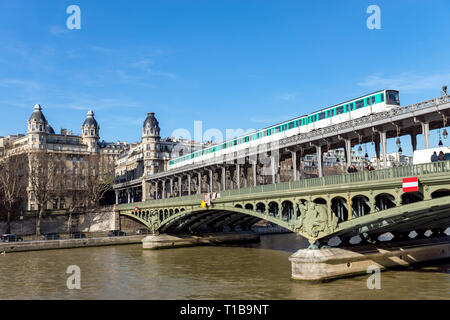 Antenne Metro Kreuzung Bir Hakeim Brücke - Paris Stockfoto