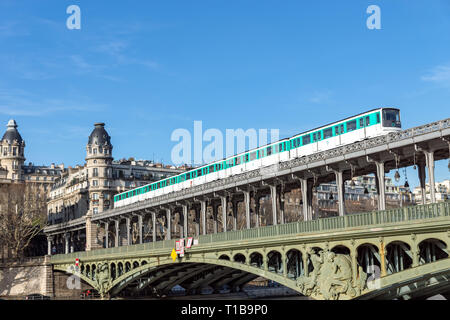 Antenne Metro Kreuzung Bir Hakeim Brücke - Paris Stockfoto