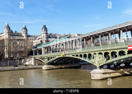 Antenne Metro Kreuzung Bir Hakeim Brücke - Paris Stockfoto