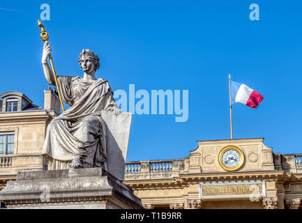 Französische Nationalversammlung ein Gesetz Statue in Paris. Stockfoto