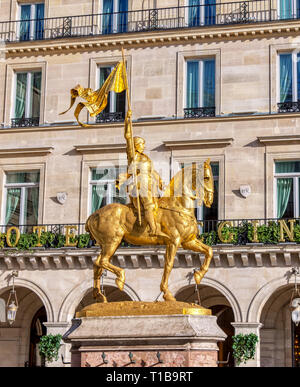 Statue von Jeanne d'Arc auf dem Place des Pyramides in Paris Stockfoto