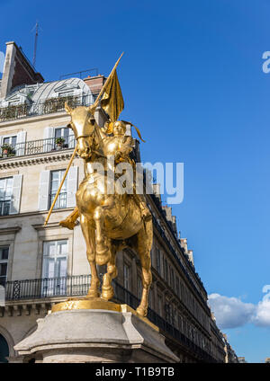 Statue von Jeanne d'Arc auf dem Place des Pyramides in Paris Stockfoto