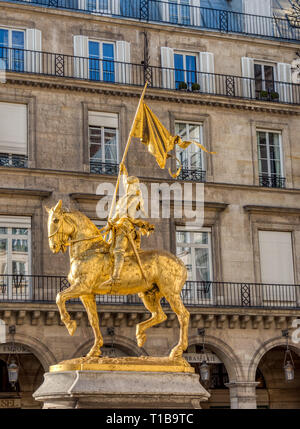 Statue von Jeanne d'Arc auf dem Place des Pyramides in Paris Stockfoto