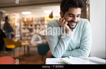 Glückliche Schüler Vorbereitung Prüfung und Lehren in der Hochschule Bibliothek Stockfoto