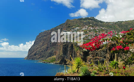 Cliff Cabo Girao an der südlichen Küste von Madeira (Portugal) - Panoramablick von Camara de Lobos Stockfoto