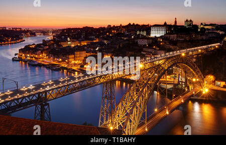 - Porto Douro eine Dom Luis Brücke nach Sonnenuntergang Stockfoto