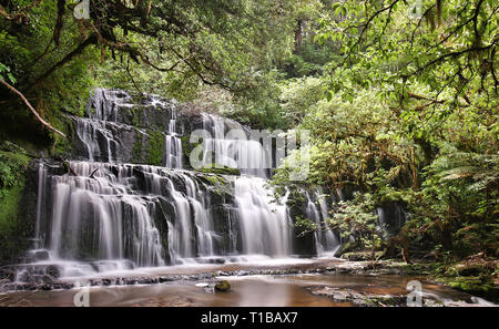 Panoramablick auf die Purakaunui Falls (Catlins Forest Park Neuseeland) Stockfoto