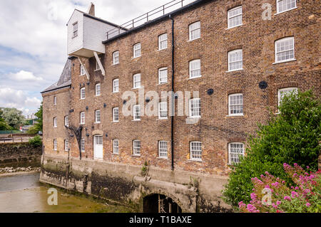 Haus Mühle Gezeiten Wassermühle Teil der drei Mühlen in Bromley durch Bogen über den Fluss Lee, Newham, London, England, Großbritannien Stockfoto