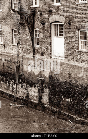 Haus Mühle Gezeiten Wassermühle Teil der drei Mühlen in Bromley durch Bogen über den Fluss Lee, Newham, London, England, Großbritannien Stockfoto