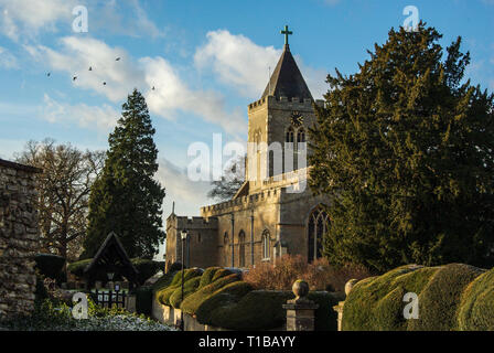 Die Pfarrkirche der Heiligen im Dorf Turvey, Bedfordshire, Großbritannien; eine mittelalterliche Kirche weitgehend in der Viktorianischen Zeit umgebaut. Stockfoto