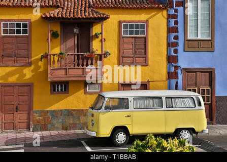 Alte Camper vor der traditionellen biuldings in Tazacorte (La Palma, Kanarische Inseln) Stockfoto