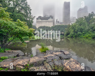 Central Park am See an einem regnerischen Tag im Spätsommer Stockfoto