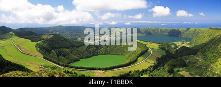 Panoramablick über Krater Sete Cidades von Pico da Cruz auf Sao Miguel, Azoren Stockfoto