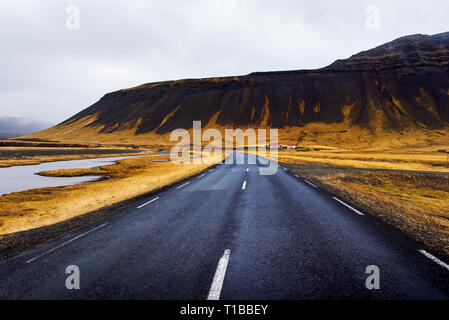 Malerische isländische Straße in Snaefellsnes Halbinsel von Island Stockfoto