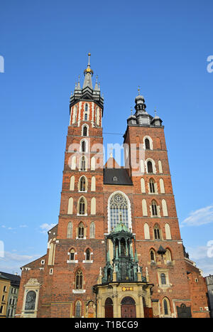 Kirche Unserer Lieben Frau in den Himmel (St. Maria Kirche), ein Ziegelstein gotische Kirche am Marktplatz in Krakau, Polen Stockfoto