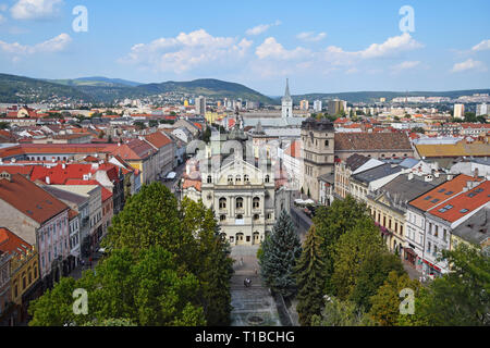 Panoramablick auf die Stadt von Kosice, Slowakei, mit Blick auf Hlavne Namestie (Hauptstraße und Hauptplatz), Theater und Fontänen im Park, sonnigen Tag, hohen Winkel Stockfoto