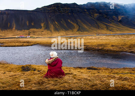 Frau den herrlichen isländische Landschaft auf Island reise Stockfoto