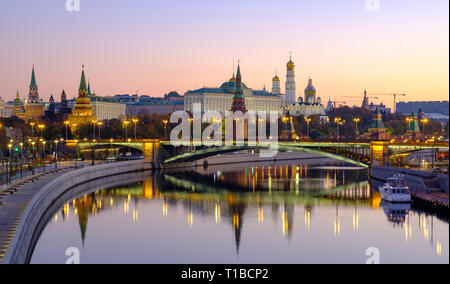 Morgen Stadt Landschaft mit Blick auf den Kreml und Reflexionen im Wasser des Flusses. Stockfoto