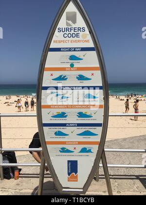 Die Surfers' Code Zeichen auf der Promenade am Bondi Beach Stockfoto