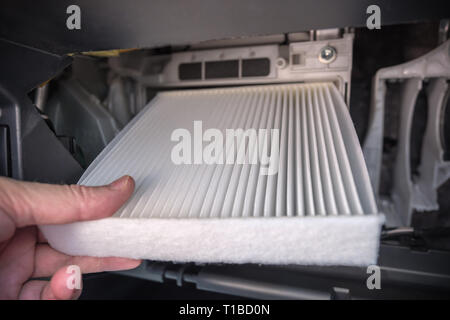 Austausch des Luftfilters im Auto. Stockfoto