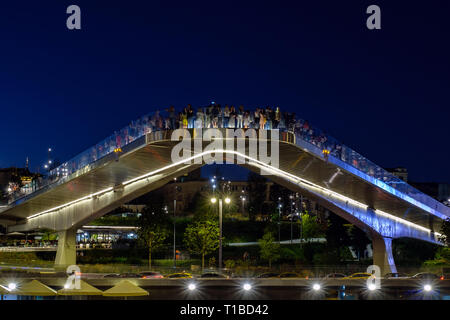 Moskau - 10. August 2018: Nacht Blick auf hochfliegende Brücke mit Menschen in Zaryadye Park. Stockfoto