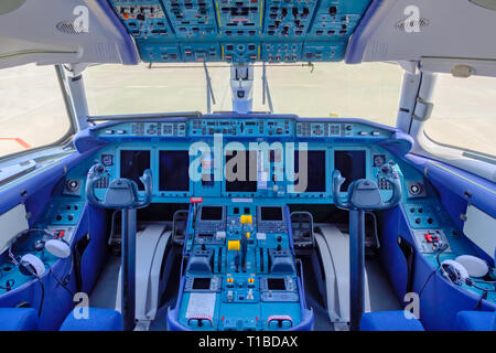 Chkalovski Flughafen, Moskau, Russland - 12. August 2018: Übersicht in der Piloten im Cockpit der Passagier Flugzeug Antonov AN-148. Stockfoto