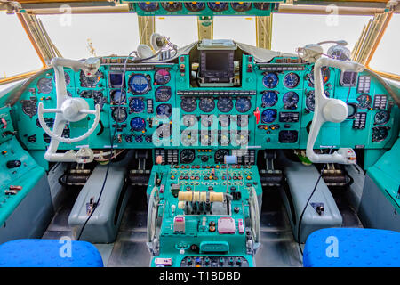 Chkalovski Flughafen, Moskau, Russland - 19 AUGUST 2018: Cockpit Übersicht interrior Pilot der militärischen Transportflugzeuge IL-76. Stockfoto