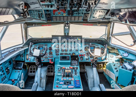 Chkalovski Flughafen, Moskau, Russland - 12. August 2018: Übersicht in der Piloten im Cockpit der militärischen Transportflugzeug Antonow AN-72. Stockfoto