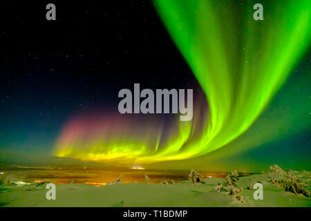 Aurora Borealis (wie auch Nord- oder Polarlichter bekannt) jenseits des Polarkreises im Winter Lappland. Stockfoto