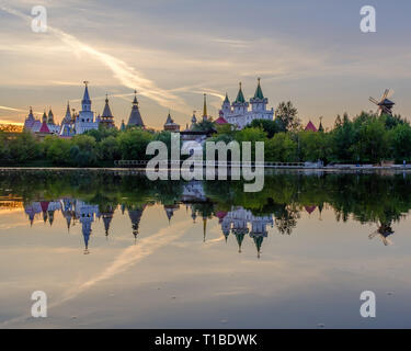 Abendlicher Blick auf den Ismailowski Kreml mit Reflexionen in See. Stockfoto