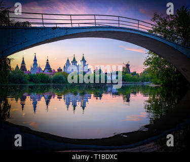 Abendlicher Blick auf den Ismailowski Kreml mit Reflexionen in See. Stockfoto