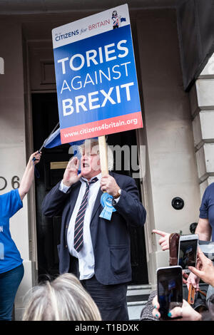 London, UK, 23. März 2019. Eine Million Demonstranten März gegen Brexit und zur Unterstützung eines zweiten Referendums. Ein MARCHER wie Boris Johnson Stockfoto