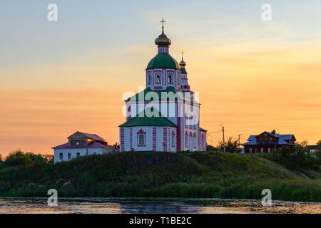 Golden Ring von Russland, alten Susdal Stadt. Schönen Abend Blick auf die Kirche von dem Propheten Elia, die auf Sonnenuntergang Hintergrund. Stockfoto