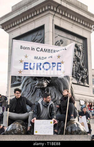 London, UK, 23. März 2019. Eine Million Demonstranten März gegen Brexit und zur Unterstützung eines zweiten Referendums. Demonstranten in Trafalgar Square Stockfoto
