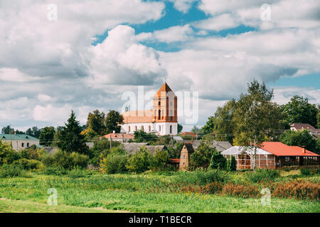 Mir, Belarus. Landschaft der Häuser des Dorfes und Saint Nicolas Römisch-katholische Kirche in Mir, Belarus. Das Wahrzeichen der Stadt. Historische Architektonische und Cultu Stockfoto